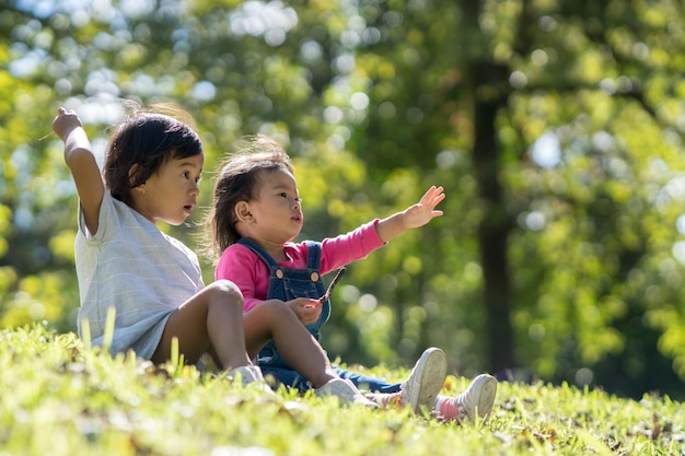 Dos niño pequeño divirtiéndose