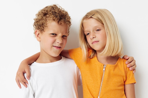 Dos niños alegres Amistad juntos posando emociones estilo de vida inalterado