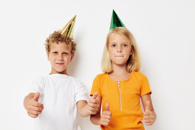 Dos niños alegres con gorras en la cabeza estilo de vida de entretenimiento navideño inalterado