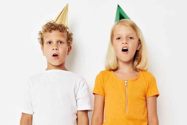 Dos niños alegres con gorras en la cabeza estilo de vida de entretenimiento navideño inalterado