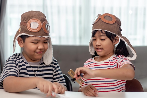 Dos niños con aviones en manos.