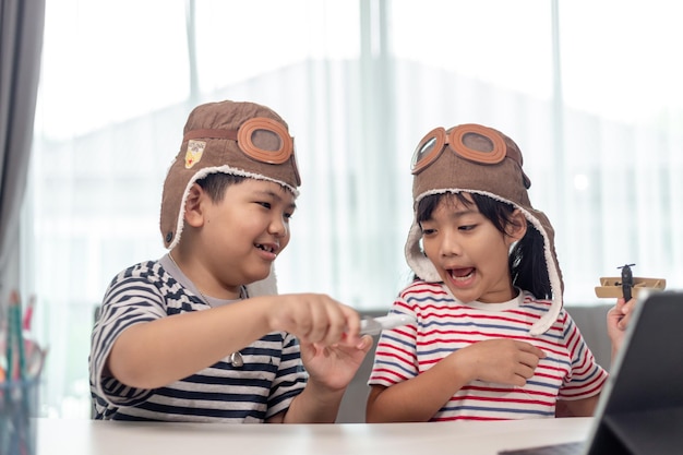 Dos niños con aviones en manos.