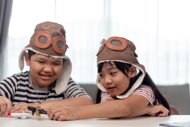 Dos niños con aviones en manos.