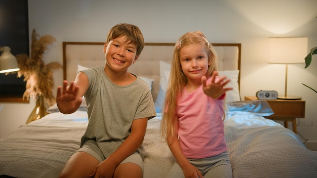 Foto dos niños caucásicos encantadores y amigables niños niños niños niño niña hermano hermana mirando la cámara