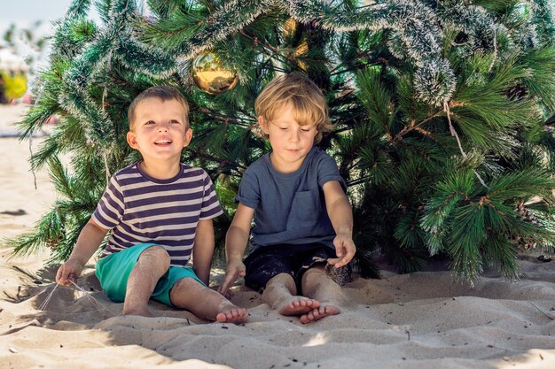 Dos niños celebran la Navidad en la playa.