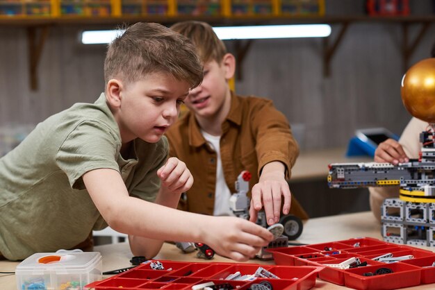 Dos niños en clase de robótica