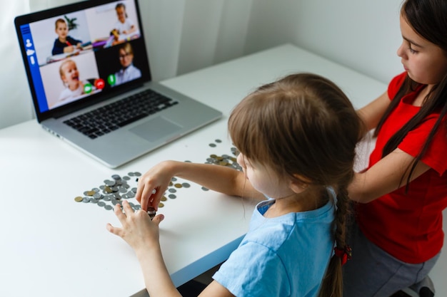 Dos niños contando monedas juntos