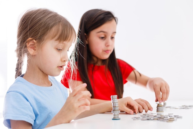 Dos niños contando monedas juntos