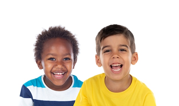 Dos niños divertidos jugando aislado en un blanco