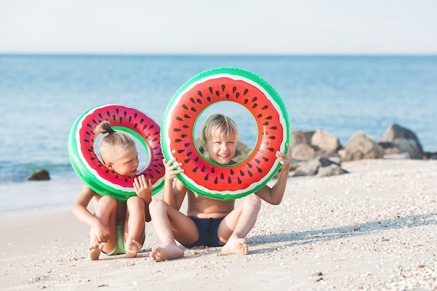 Dos niños divirtiéndose en la playa.