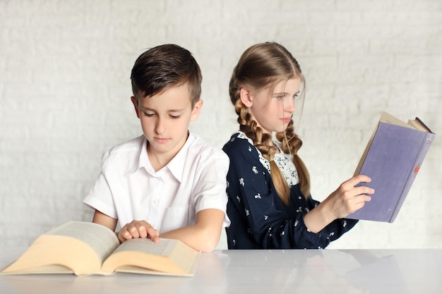 Dos de los niños de la escuela poco feliz niño y niña libro de lectura