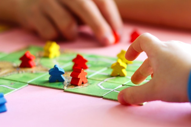 Dos niños están jugando un juego de mesa Interesante ocio en el hogar con un concepto de ocio para niños con ambiente de juego