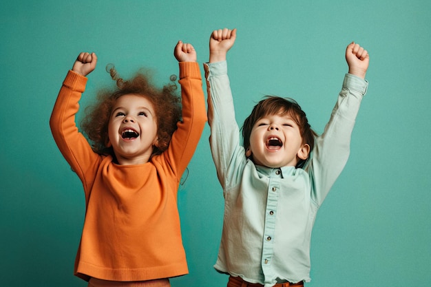 Dos niños felices están sonriendo y riendo sobre un fondo azul