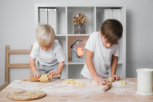 Dos niños, hermanos, apasionados por la elaboración de productos horneados caseros.