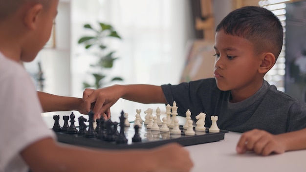Dos niños jugando al ajedrez.