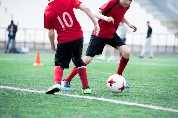 Dos niños jugando al fútbol