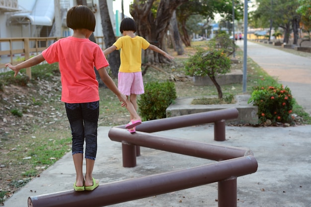 Dos niños jugando al patio en el parque en Tailandia