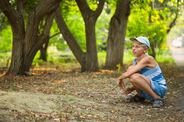 Dos niños jugando en el parque.