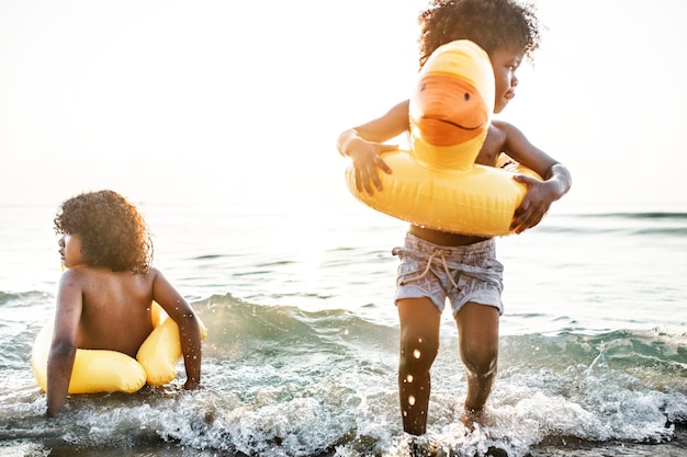 Dos niños jugando en la playa