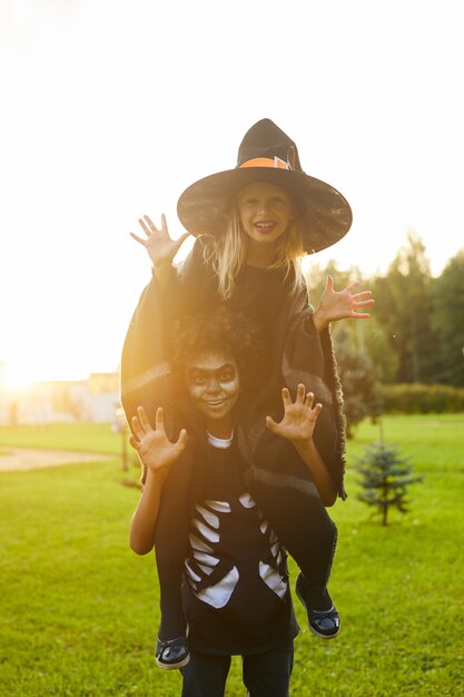 Dos niños juguetones en Halloween