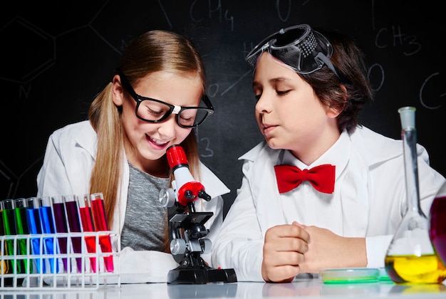 Dos niños en la lección de química.