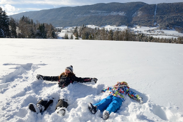 Dos niños en la nieve