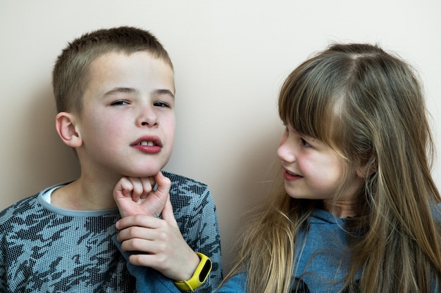 Dos niños niño y niña bromeando divirtiéndose juntos. Concepto de infancia feliz