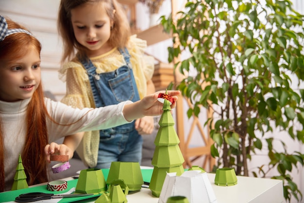 Dos niños pequeños, niñas juntas en la creatividad de la casa.