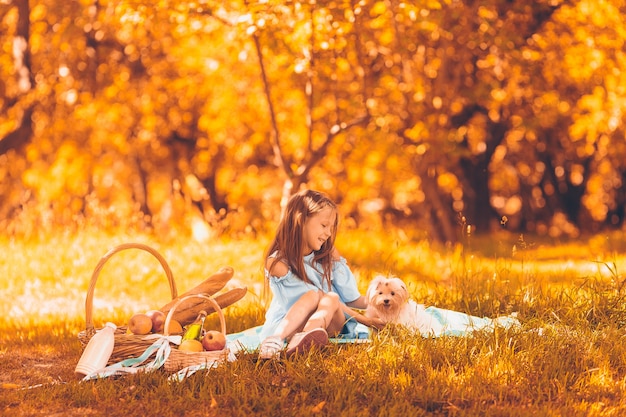 Dos niños pequeños de picnic en el parque