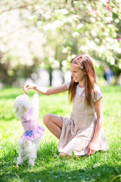 Dos niños pequeños de picnic en el parque.