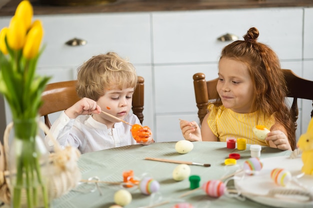 Dos niños preparándose para las vacaciones de Semana Santa