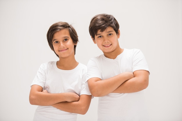 Dos niños sonrientes felices