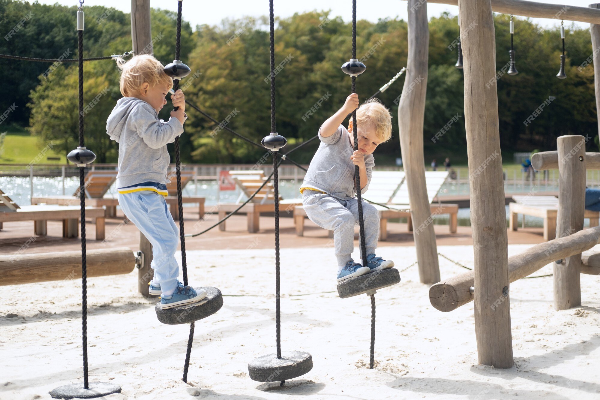 Dos niños varones hermanos gemelos jugando en un parque infantil en un soleado día de otoño. | Foto Premium Dos niños varones hermanos gemelos jugando en un parque infantil en un soleado día de otoño. | Foto Premium