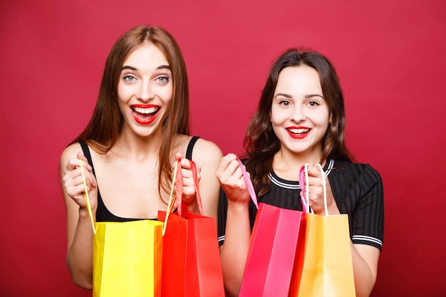 Dos novias felices con vestidos negros