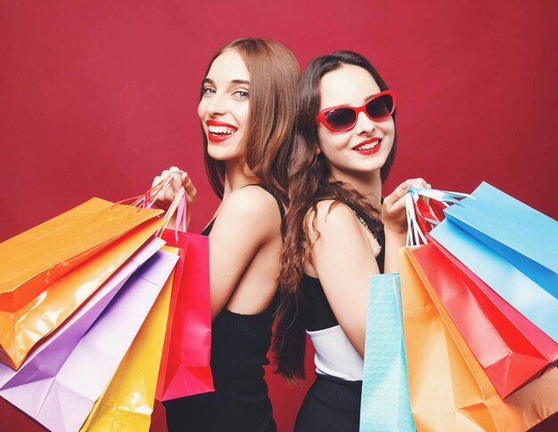 Dos novias lindas con maquillaje brillante