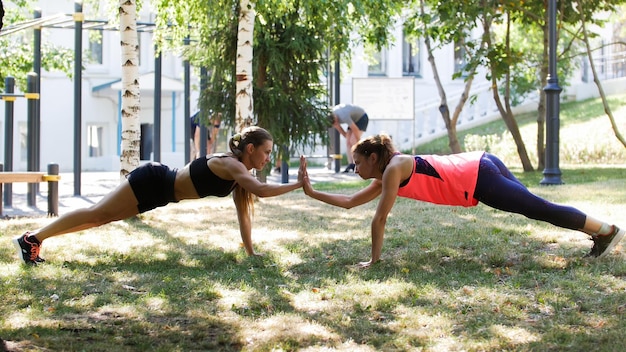 Dos novias realizan el ejercicio juntos para ayudarse mutuamente