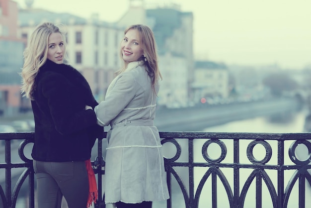 Dos novias, retrato otoñal de un paseo por la ciudad