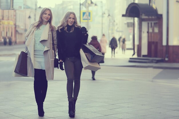 Dos novias, retrato de otoño de un paseo por la ciudad