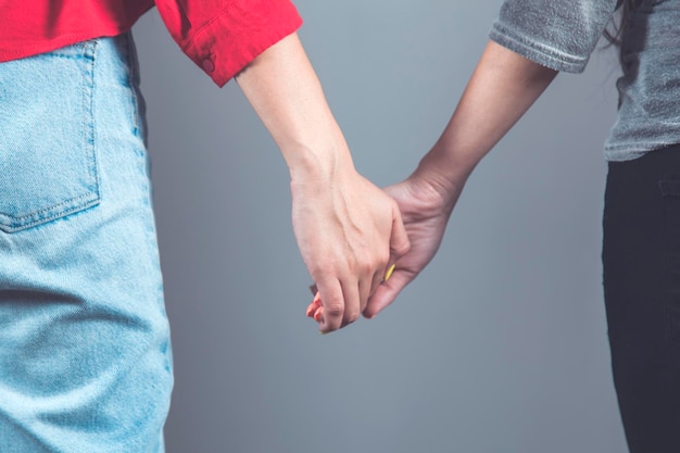 Dos novias tomados de la mano