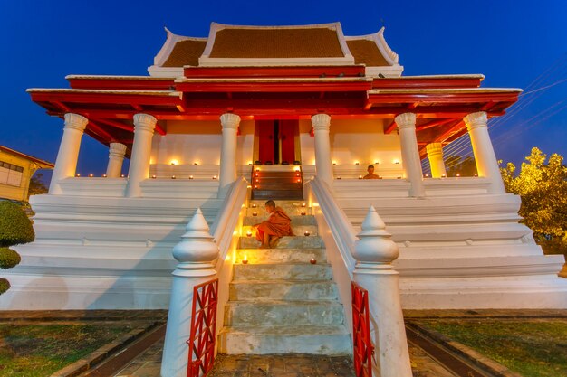 Dos novicios en el parque histórico de Ayutthaya en Tailandia