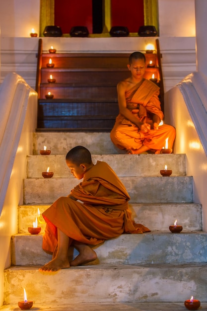 Dos novicios en el parque histórico de Ayutthaya en Tailandia