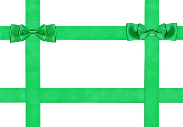 Foto dos nudos dobles de lazo verde en cuatro bandas de seda.