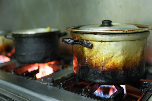 Dos ollas al fuego en un restaurante.