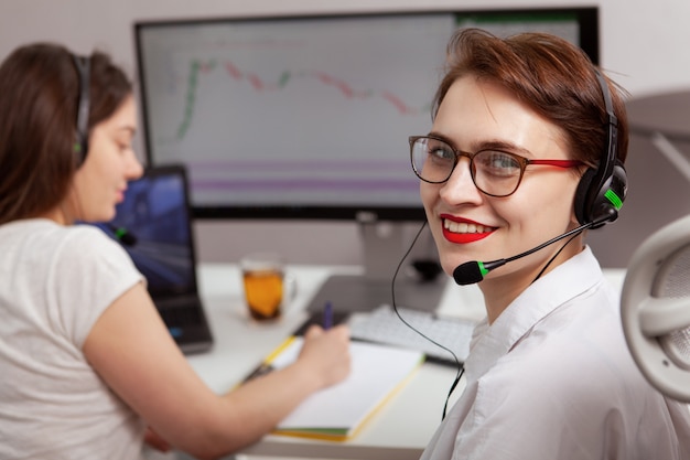 Foto dos operadoras de call center que trabajan en una computadora