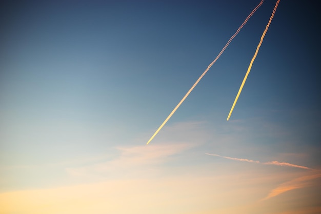 Dos ovnis en movimiento con colas en el fondo del cielo hd