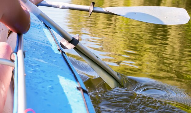 Dos paletas de kayak retro en el río.