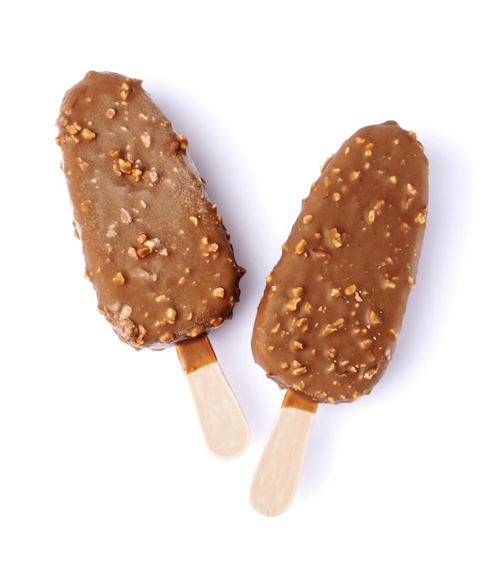 Dos palitos de helado de chocolate con cacahuetes aislado sobre fondo blanco.