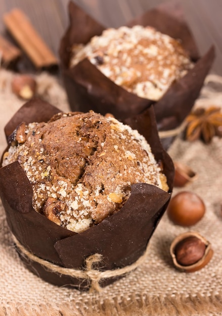 Dos panecillos con nueces sobre un fondo de madera