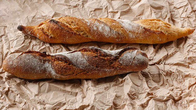 Dos panes de cerca sobre un fondo de papel kraft marrón Vista superior del fondo culinario Lugar para el texto