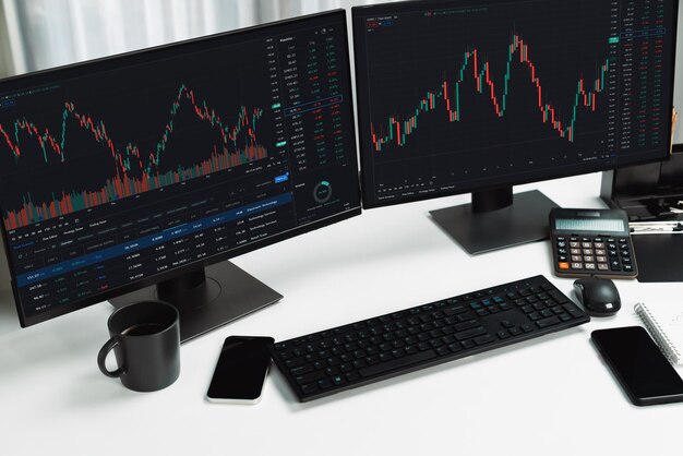 Dos pantallas de gráfico dinámico de la bolsa de valores que muestran el infobahn de la computadora